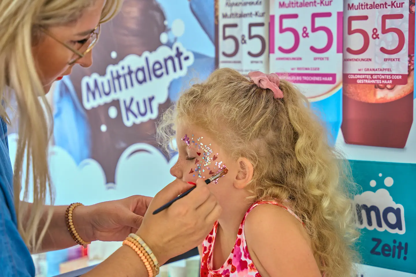 
Kleine Besucher:innen konnten sich schminken lassen.