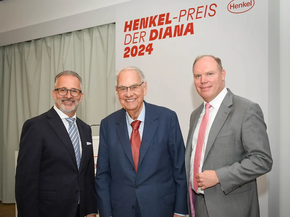 
Carsten Knobel, Dipl.-Ing. Albrecht Woeste und Dr. Alexander Bethke-Jaenicke beim Henkel-Renntag 2024. (von links)