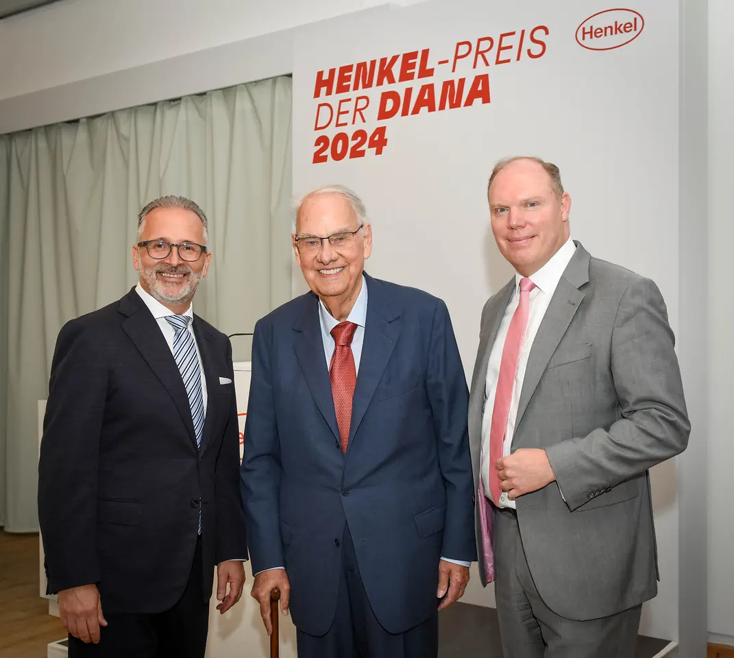 
Carsten Knobel, Dipl.-Ing. Albrecht Woeste und Dr. Alexander Bethke-Jaenicke beim Henkel-Renntag 2024. (von links)