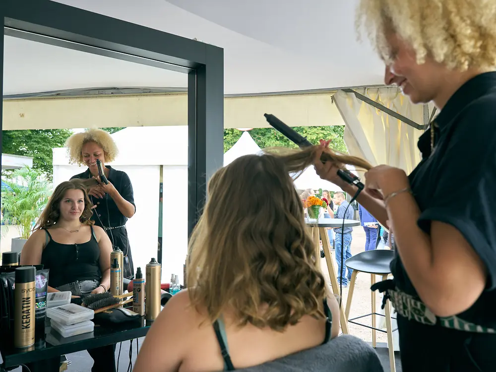 
Am Syoss-Markenstand probierten die Besucher:innen neue Frisuren aus. 