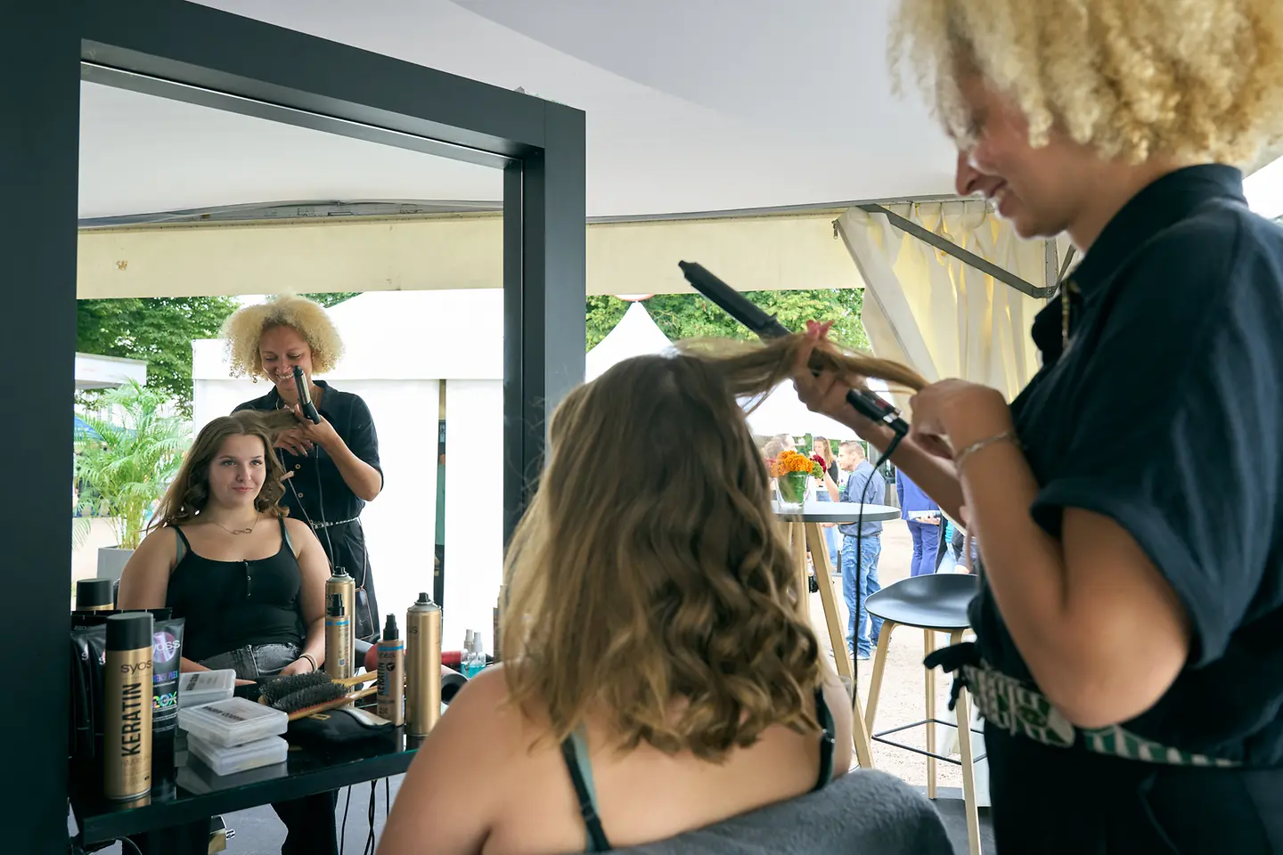 
Am Syoss-Markenstand probierten die Besucher:innen neue Frisuren aus. 