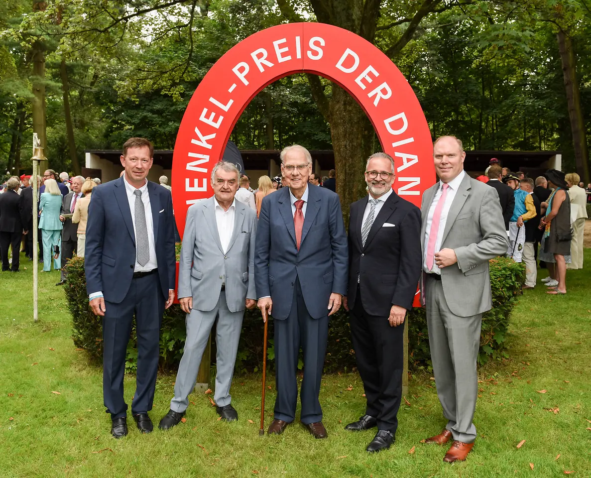 
Burkhard Hintzsche, Herbert Reul, Dipl.-Ing. Albrecht Woeste, Carsten Knobel und Dr. Alexander Bethke-Jaenicke im Führring. (von links)