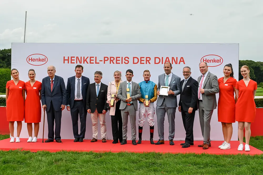 
Siegerehrung: Der Henkel-Preis der Diana 2024 geht an Jockey Martin Seidl und die Stute Erle.