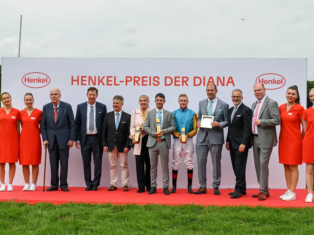 
Siegerehrung: Der Henkel-Preis der Diana 2024 geht an Jockey Martin Seidl und die Stute Erle.