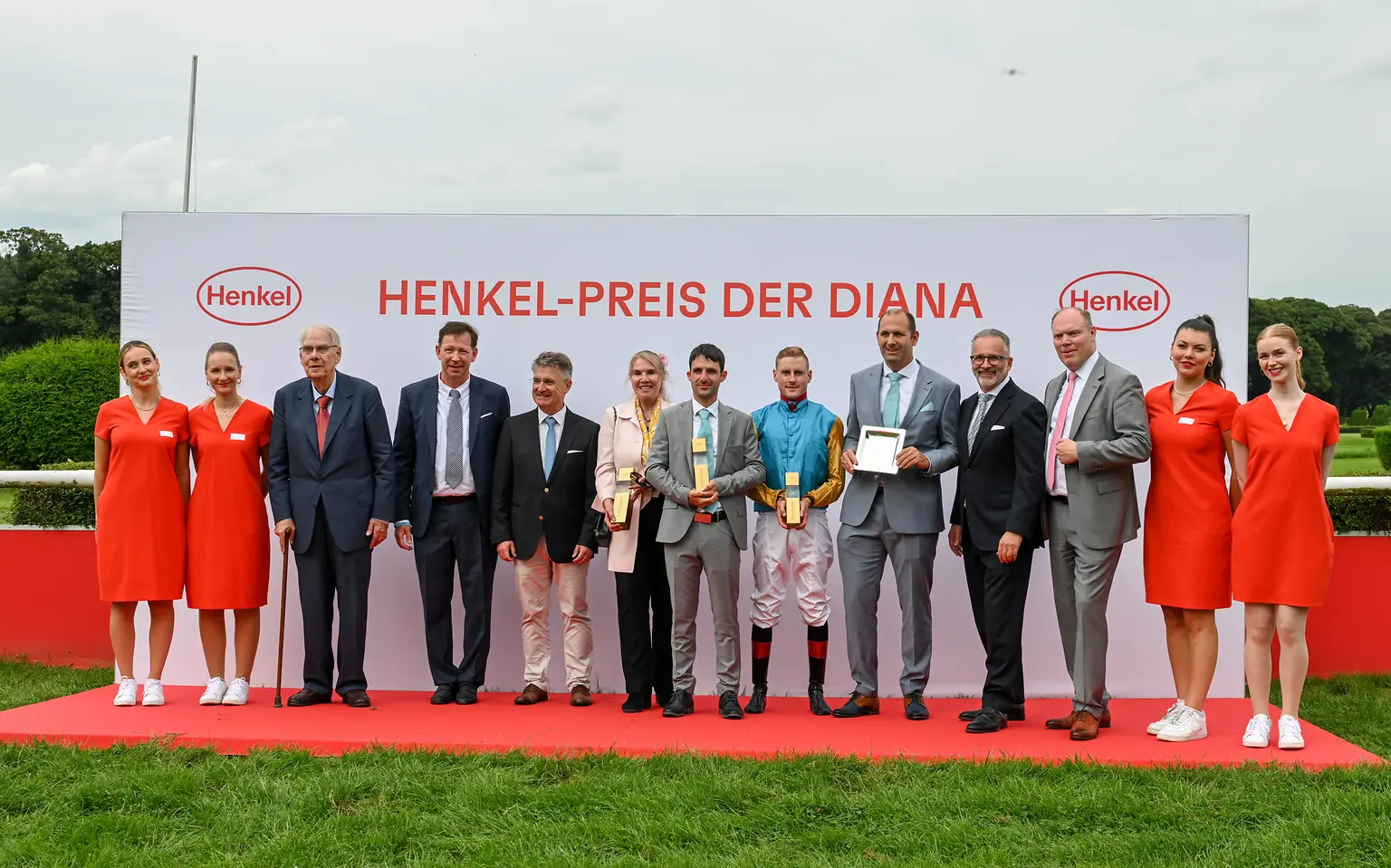 
Siegerehrung: Der Henkel-Preis der Diana 2024 geht an Jockey Martin Seidl und die Stute Erle.