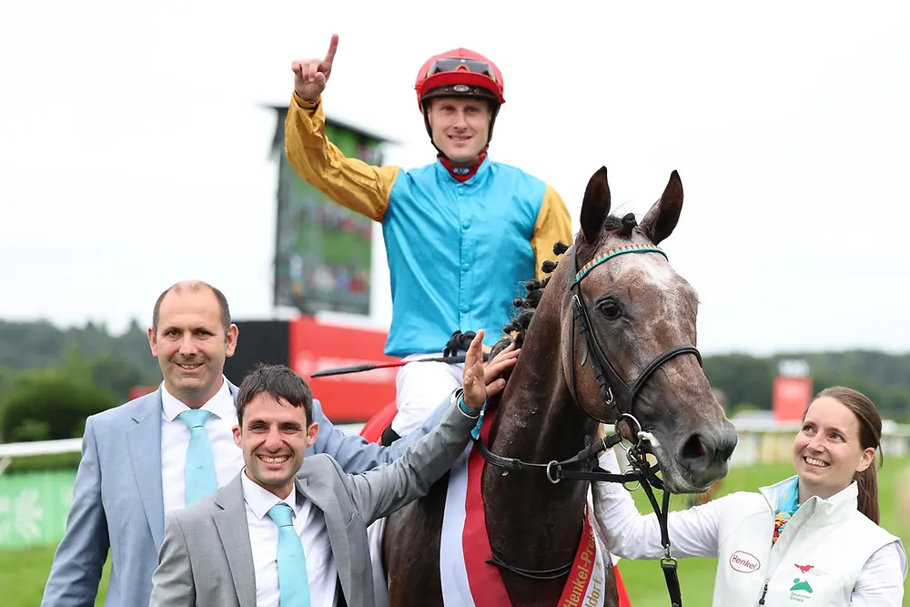 
Die Stute Erle mit Jockey Martin Seidl und Trainer Maxim Pecheur.
© Marc Rühl