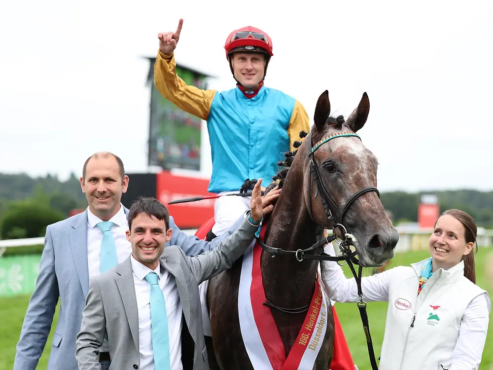 
Die Stute Erle mit Jockey Martin Seidl und Trainer Maxim Pecheur.
© Marc Rühl