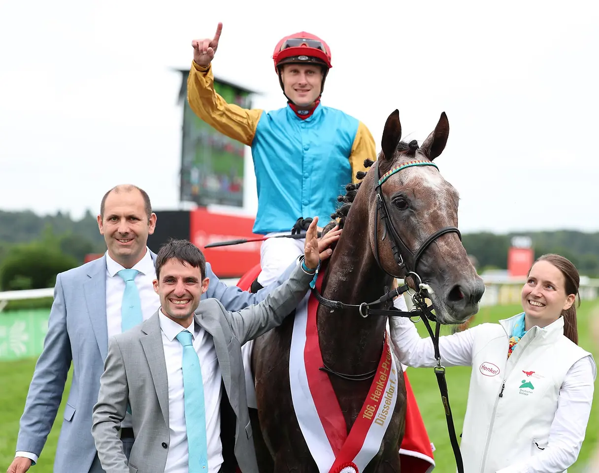 
Die Stute Erle mit Jockey Martin Seidl und Trainer Maxim Pecheur.
© Marc Rühl