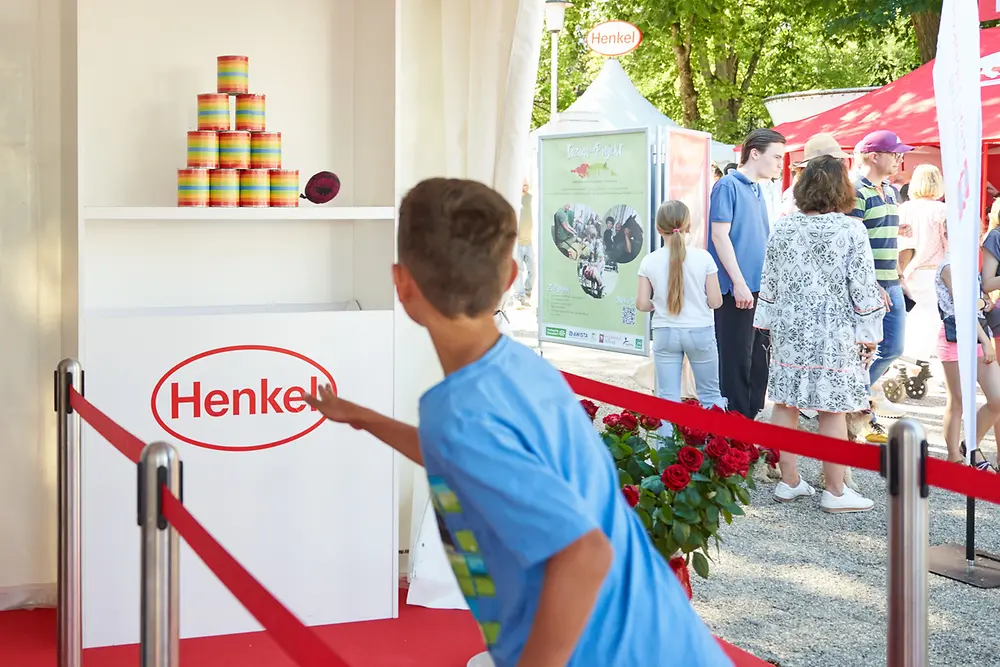 
Am Henkel-Renntag 2024 konnten Besucher:innen beim Dosenwerfen soziale Projekte unterstützen.