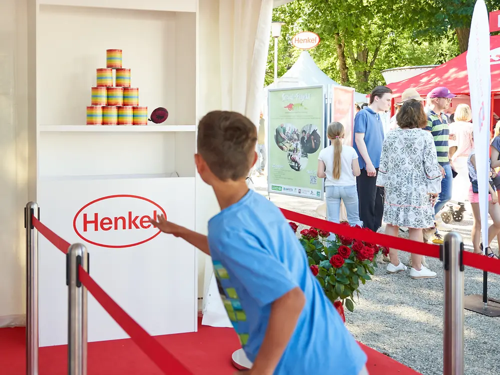 
Am Henkel-Renntag 2024 konnten Besucher:innen beim Dosenwerfen soziale Projekte unterstützen.