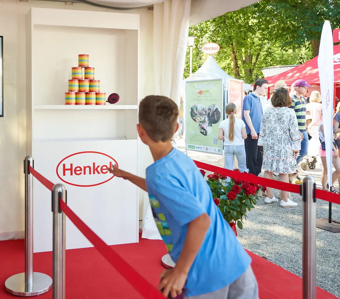 
Am Henkel-Renntag 2024 konnten Besucher:innen beim Dosenwerfen soziale Projekte unterstützen.